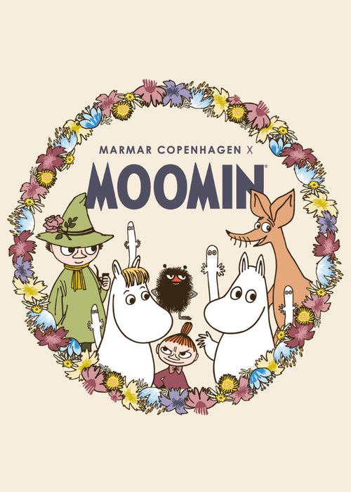 Tæppe med rund blomsterkrans omkring Moomin-illustration