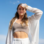 Santaverde hyaluron beauty splash mit Frau unter blauem Himmel