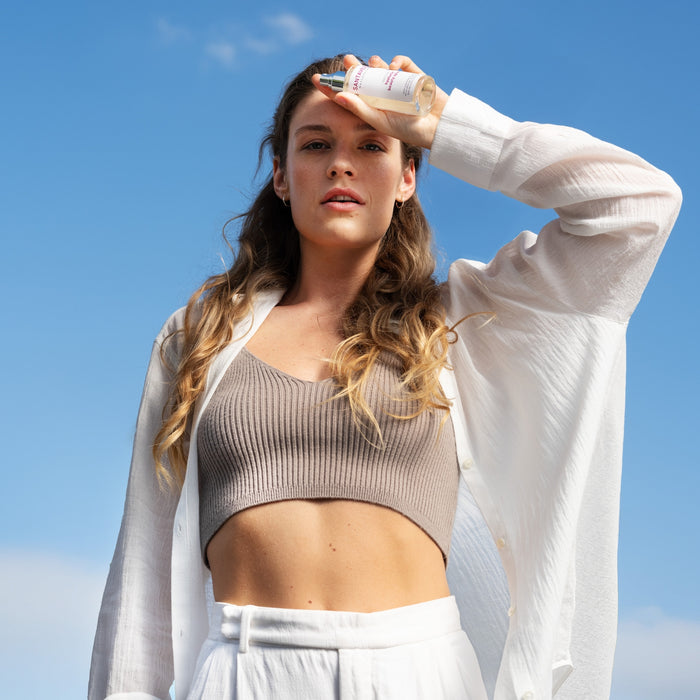 Santaverde hyaluron beauty splash mit Frau unter blauem Himmel