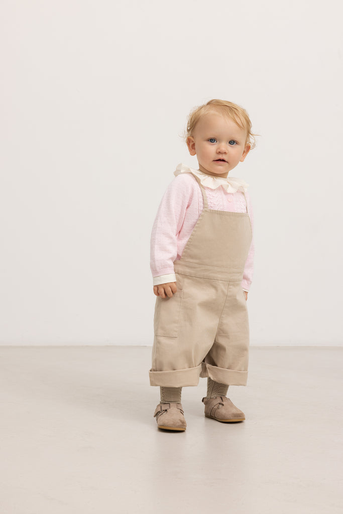 Beige selebukser til baby med seler og korte ben med synlige sømme